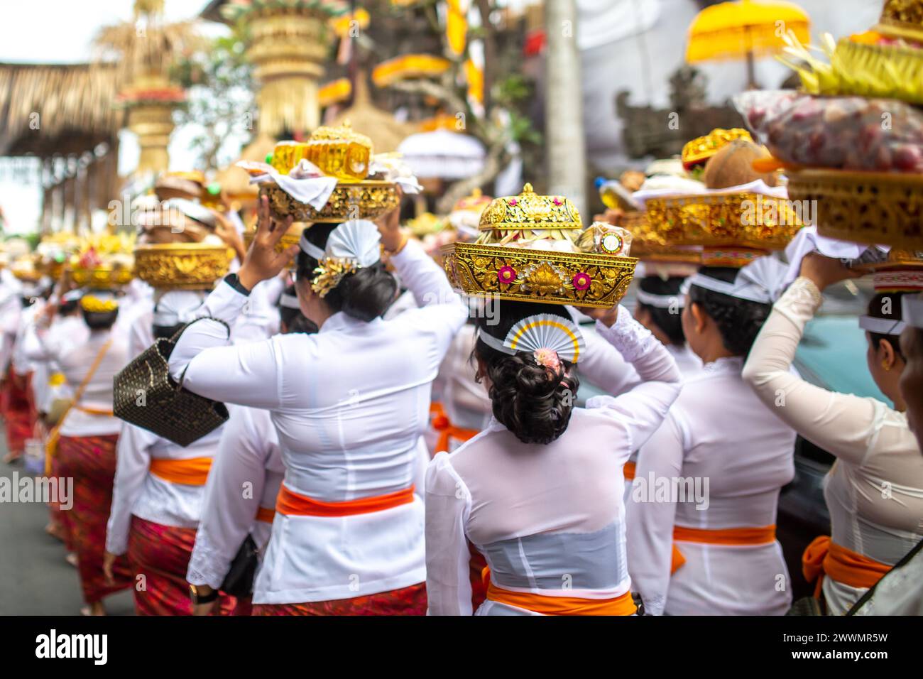 Un groupe de femmes méconnaissables lors d'une cérémonie traditionnelle devant un temple Banque D'Images