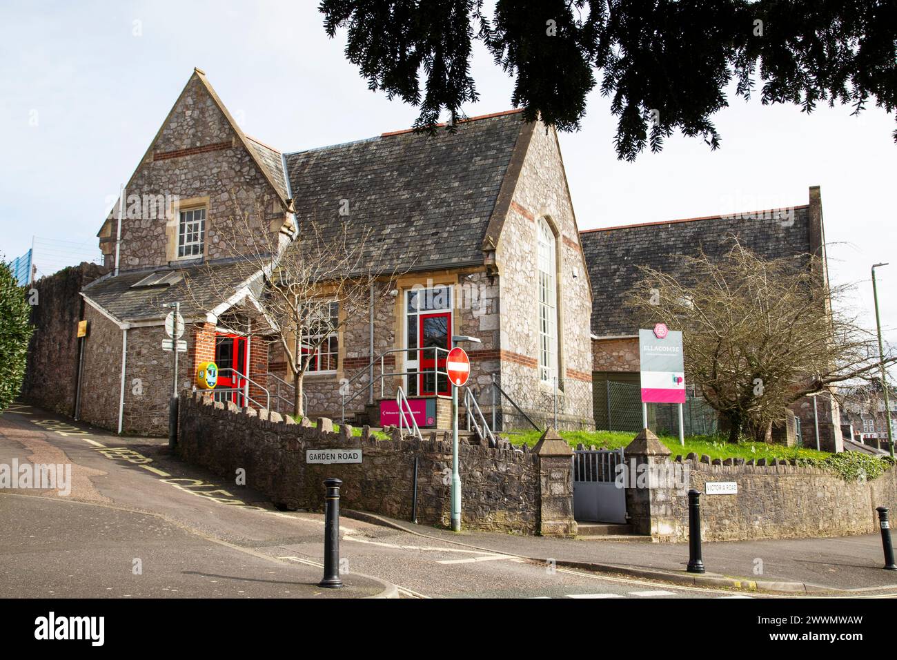 Bâtiment de l'école primaire Ellacombe à Torquay, extérieur contre un ciel bleu par une journée ensoleillée Banque D'Images