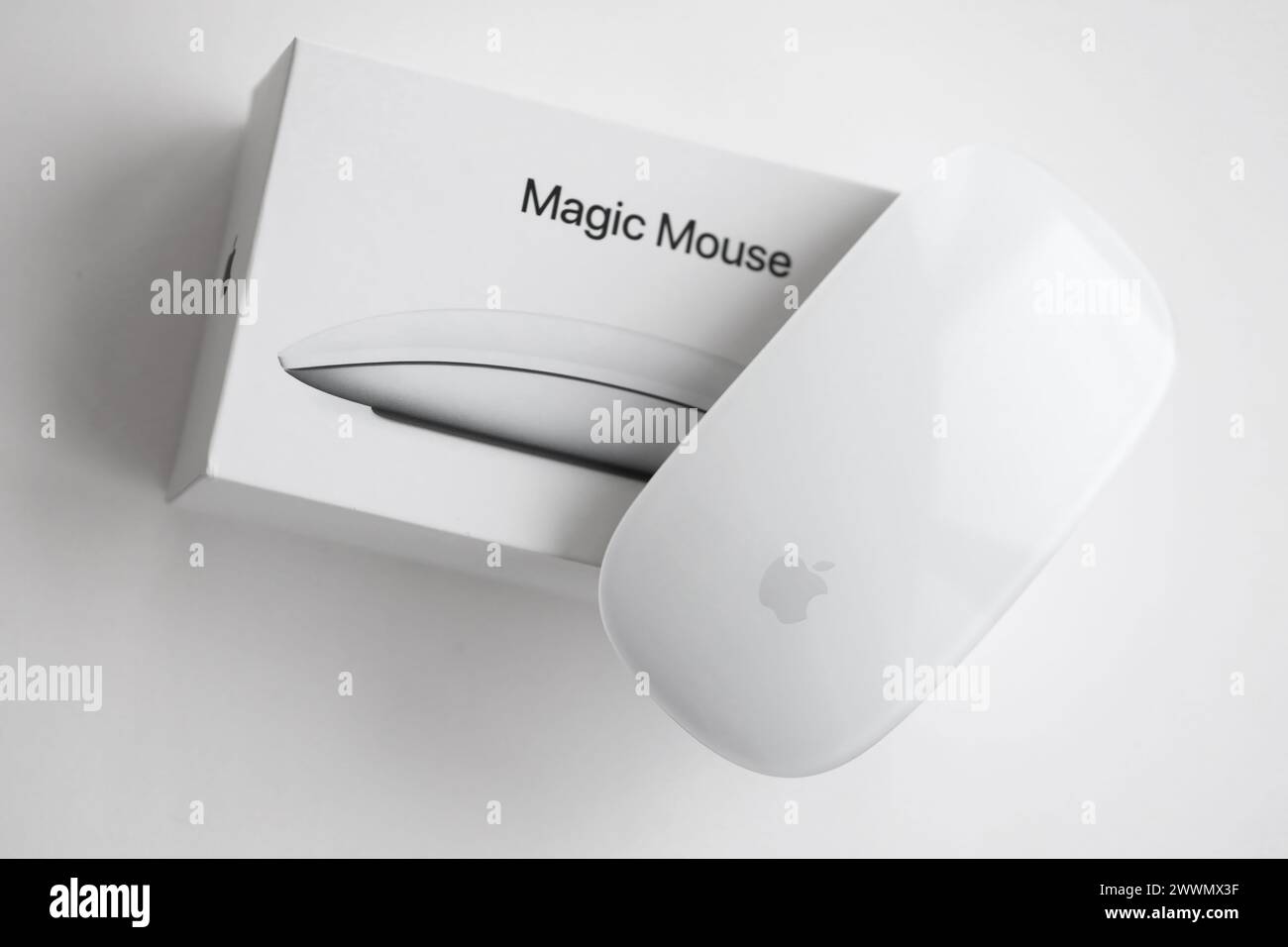 KIEV, UKRAINE - 27 NOVEMBRE 2023 Apple Magic Mouse 3e génération se trouve sur fond blanc en gros plan Banque D'Images