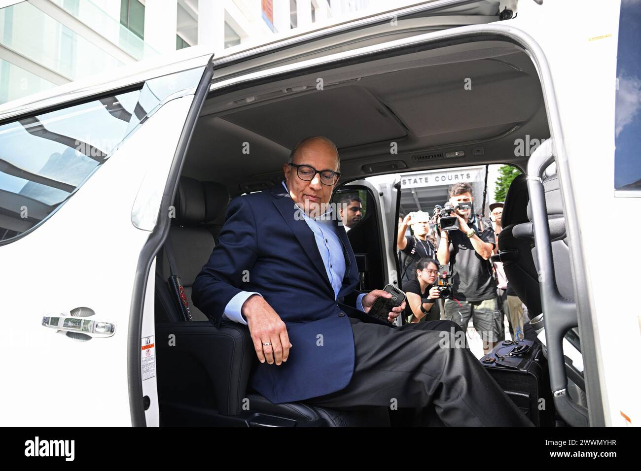 Singapour. 25 mars 2024. L'ancien ministre des Transports de Singapour S. Iswaran quitte les tribunaux de Singapour, le 25 mars 2024. Iswaran a été inculpé devant les tribunaux de l'État de huit chefs d'accusation supplémentaires pour avoir obtenu des choses de valeur en tant que fonctionnaire, selon un communiqué publié lundi par le Bureau d'enquête sur les pratiques de corruption (CPIB). Credit : puis Chih Wey/Xinhua/Alamy Live News Banque D'Images