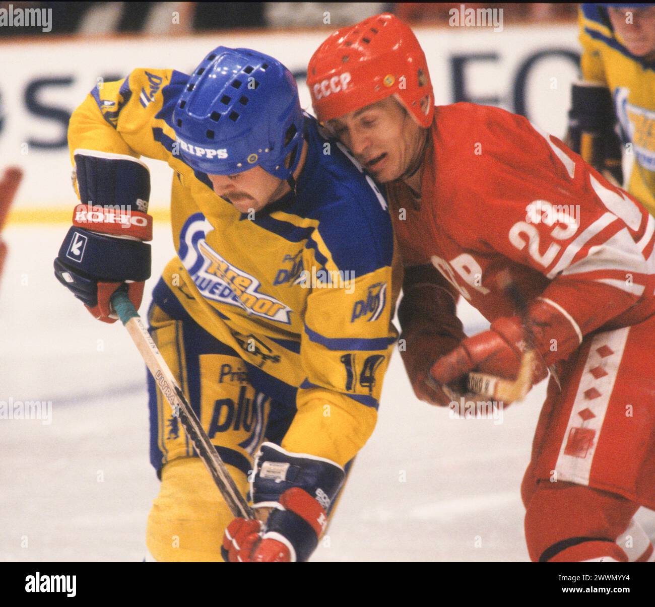 Championnat du monde SUÈDE-UNION SOVIÉTIQUE de hockey sur glace 1989 en Suède.Peter Eriksson et Nikolai Drozdetski en combat rapproché Banque D'Images