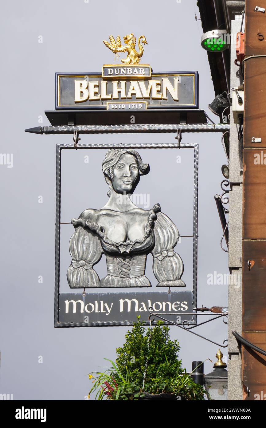 Panneau de pub en métal suspendu à l'extérieur du pub à thème irlandais Molly Malone à Hope Street, Glasgow, Écosse, Royaume-Uni Banque D'Images