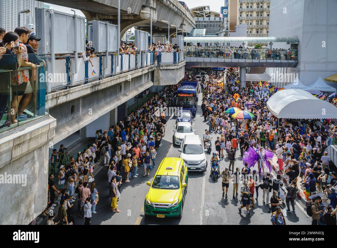 La foule attend l’ouverture de Bangkok Pride Parade 2023, sous le thème « Beyond Gender » devant le Bangkok Art and culture Centre (BACC) à l’intersection de Pathumwan à Bangkok, Thaïlande. Banque D'Images