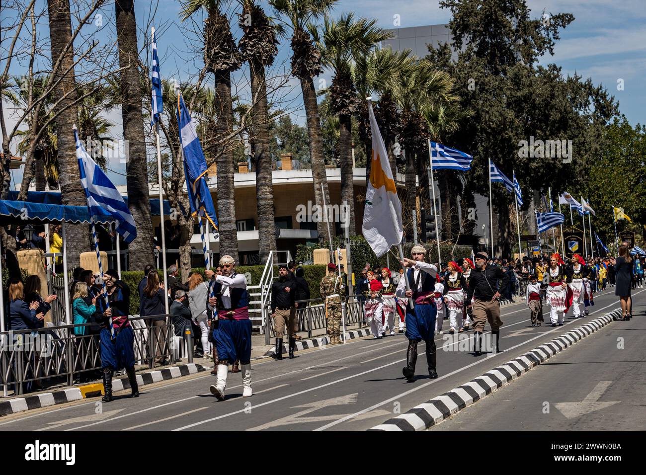 Nicosie, Chypre. 25 mars 2024. Le défilé des étudiants pour la 203ème année du jour de l'indépendance, a lieu aujourd'hui devant l'ambassade de Grèce, Nicosie, Chypre, le 25 mars 2024. L'anniversaire commémore le 25 mars 1821, lorsque les Grecs ont commencé la révolution contre l'Empire ottoman. (Photo de Kostas Pikoulas/Sipa USA). Crédit : Sipa USA/Alamy Live News Banque D'Images