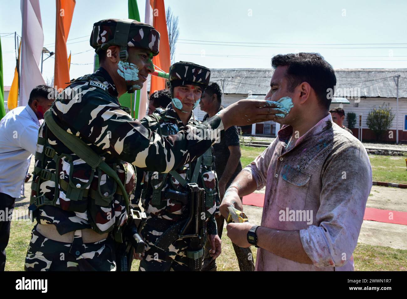 Srinagar, Cachemire. 25 mars 2024. Un soldat paramilitaire étale de la poudre colorée sur le visage de son collègue alors qu'ils célèbrent Holi, la fête hindoue des couleurs du printemps, dans un camp militaire de Srinagar. Crédit : SOPA images Limited/Alamy Live News Banque D'Images