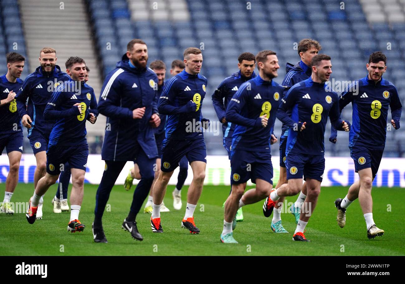 Joueurs écossais lors d'une séance d'entraînement à Hampden Park, Glasgow. Date de la photo : lundi 25 mars 2024. Banque D'Images