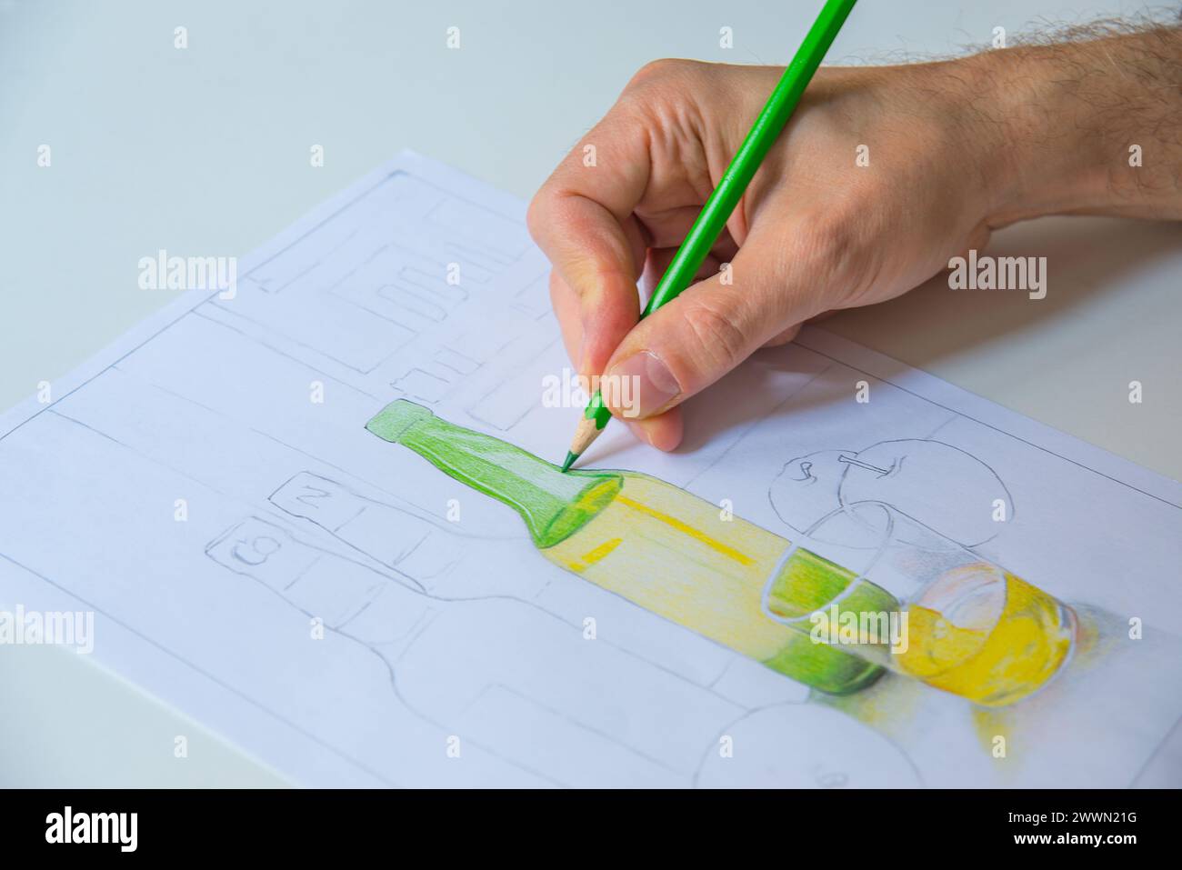 Dessinant à la main une bouteille de cidre avec des crayons de couleur. Fermer la vue. Banque D'Images