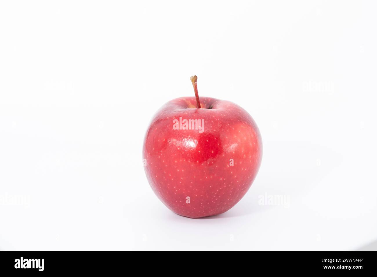Pomme rouge sur un fond blanc Banque D'Images