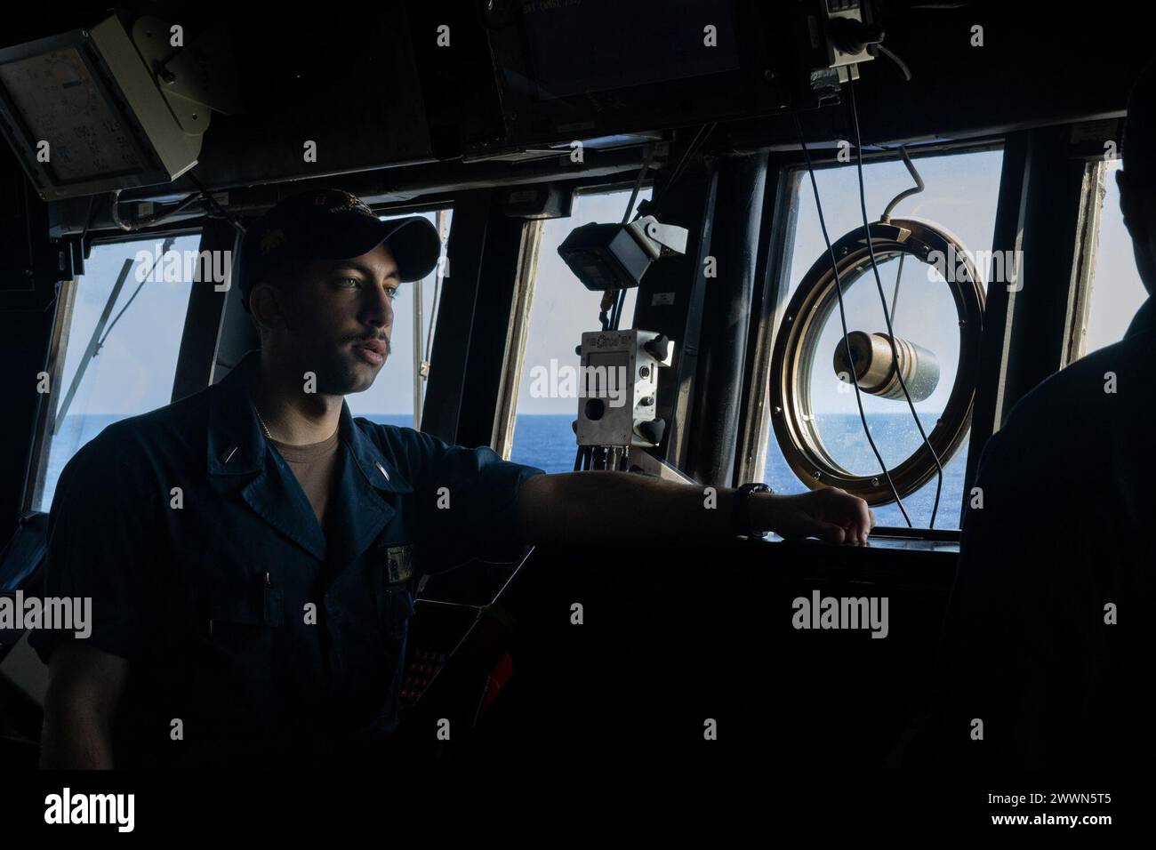 OCÉAN PACIFIQUE (17 février 2024) L'enseigne Mahmoud Abusaid surveille à bord du destroyer de missiles guidés de classe Arleigh Burke USS Rafael Peralta (DDG 115) lors d'un ravitaillement en mer avec le navire de cargaison sèche et de munitions USNS Cesar Chavez (T-AKE 14). Cesar Chavez est affecté au Military Sealift Command Far East (MSC FE) qui, en coordination avec le commandant de la Task Force 73, ravitaille et ravitaille les forces navales déployées, ainsi que les alliés et partenaires régionaux dans l’Indo-Pacifique. Rafael Peralta est déployé vers l’avant et affecté au commandant de la Task Force 71/Destroyer Squadron (DESRON) 15, la Navy’s la Banque D'Images