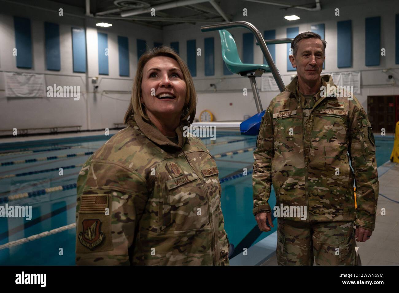 Le Sgt-maître-maître Kathleen McCool (à gauche), chef de commandement des Forces aériennes du Pacifique, et le général Kevin Schneider, commandant des Forces aériennes du Pacifique, visitent la piscine intérieure de Baker Field House à la base aérienne d'Eielson, Alaska, le 29 février 2024. La piscine intérieure est utilisée pour la formation de survie en eau des pilotes et pour améliorer la qualité de vie des familles sur la base. Armée de l'air Banque D'Images
