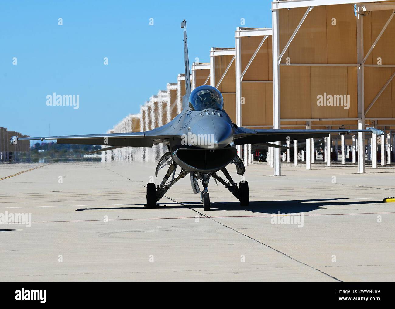 Un avion F-16 Fighting Falcon se prépare au décollage pendant le cours de formation au vol Heritage à la base aérienne Davis-Monthan, Ariz., le 29 février 2024. Le F-16 était l’une des quatre équipes de démonstration du Air combat Command. Armée de l'air Banque D'Images