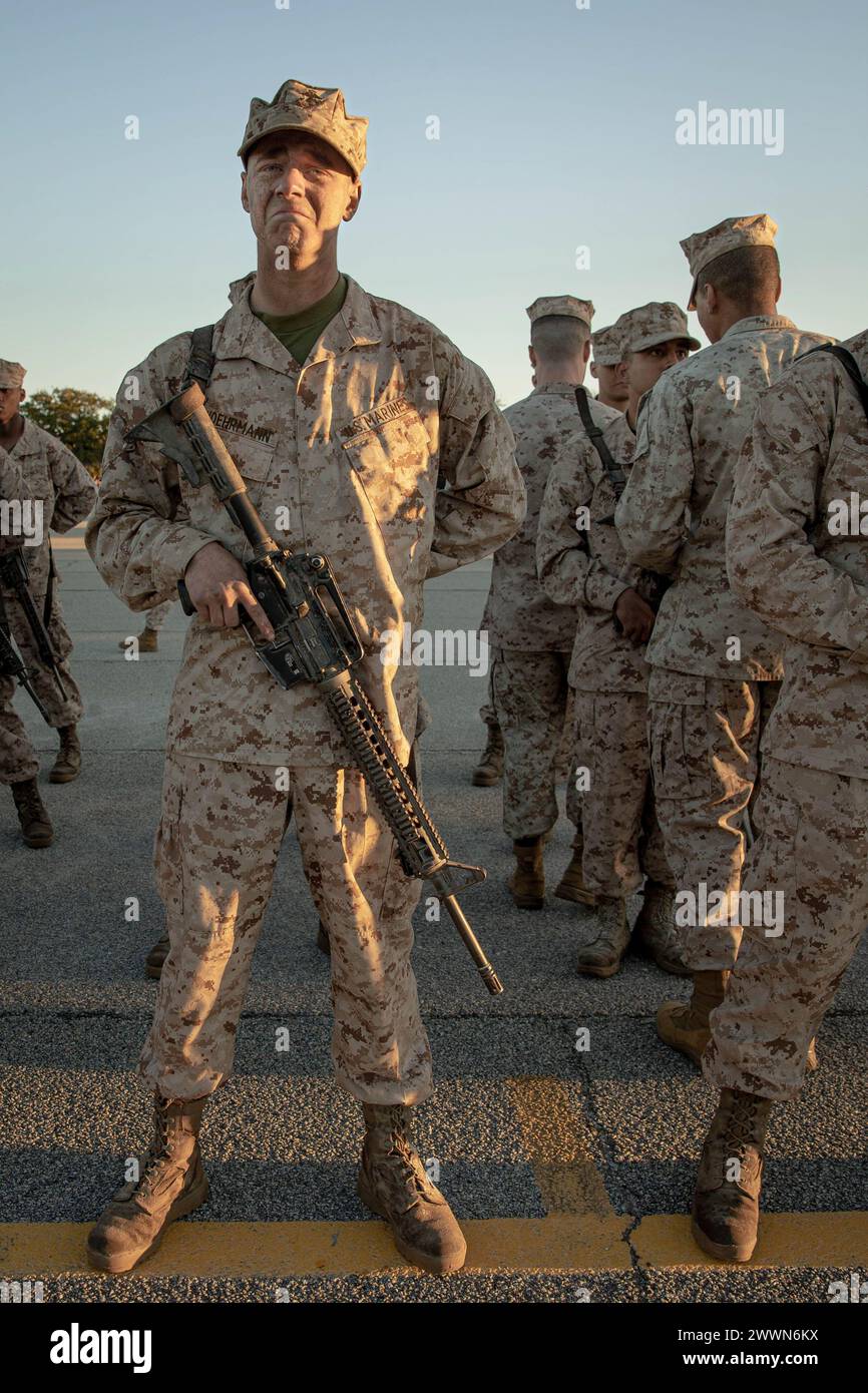 Les recrues de la Fox Company, 2e Bataillon d'entraînement des recrues, reçoivent leur aigle, leur Globe et leur ancre sur le dépôt de recrues du corps des Marines Parris Island, S.C. le 24 février 2024. Après une randonnée culminante de 15 km jusqu'au pont de parade, les recrues reçoivent leur EGA et deviennent officiellement les United States Marines. Corps des Marines Banque D'Images