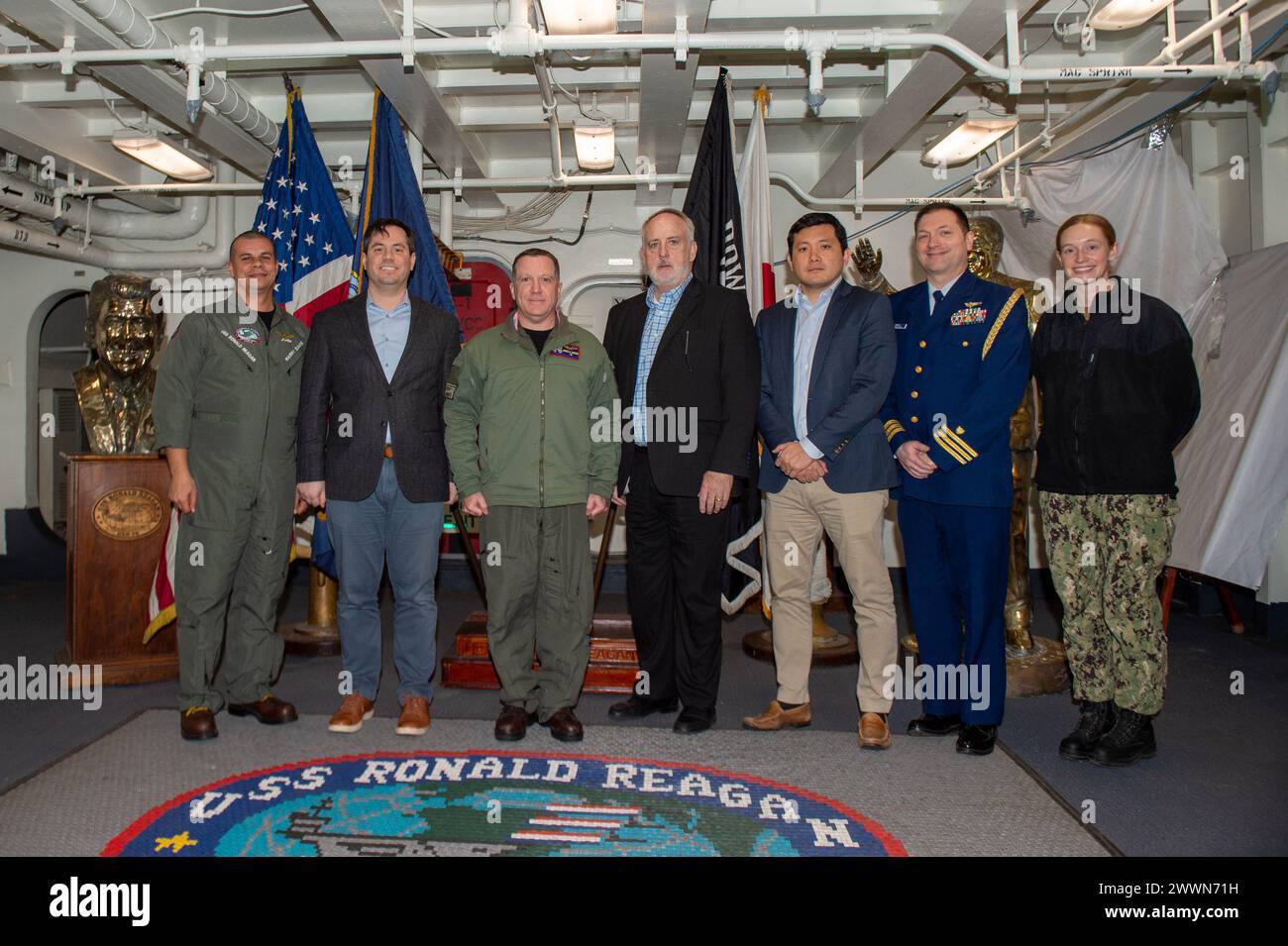 Capitaine Daryle Cardone, troisième à partir de la gauche, commandant du seul porte-avions déployé en avant de la marine américaine, USS Ronald Reagan (CVN 76), Mr. John Keast, directeur d’état-major des minorités, comité sénatorial des forces armées, et les visiteurs distingués posent pour une photo sur le pont avant une visite alors qu'ils sont dans le port commandant, activités de la flotte Yokosuka, le 16 février. Ronald Reagan, le navire amiral du Carrier Strike Group 5, fournit une force prête au combat qui protège et défend les États-Unis et soutient les alliances, les partenariats et les intérêts maritimes collectifs dans la région Indo-Pacifique Banque D'Images