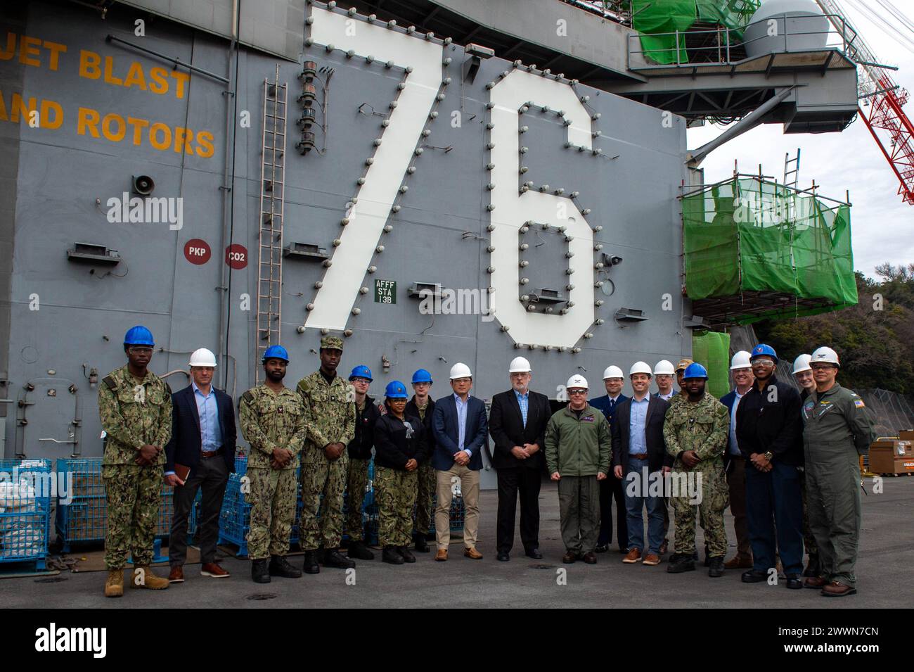 Des marins et des visiteurs distingués posent pour une photo de groupe sur le pont d’envol du seul porte-avions déployé à l’avant de l’US Navy, l’USS Ronald Reagan (CVN 76), lors d’une tournée alors qu’il était commandant des activités de la flotte à Yokosuka, le 16 février. Ronald Reagan, le navire amiral du Carrier Strike Group 5, fournit une force prête au combat qui protège et défend les États-Unis et soutient les alliances, les partenariats et les intérêts maritimes collectifs dans la région Indo-Pacifique. Banque D'Images