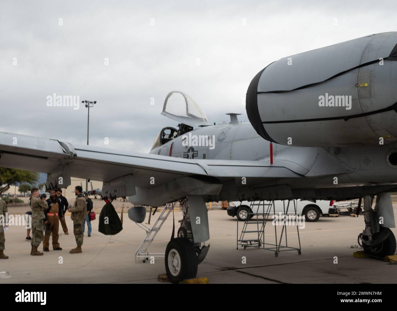 Un avion A-10C Thunderbolt II est reçu par le 309th Aircraft maintenance and Regeneration Group à Davis-Monthan Air Force base, Ariz., le 6 février 2024. Le premier modèle de l'avion à arriver à Davis-Monthan était un A-10A le 2 mars 1976. Armée de l'air Banque D'Images