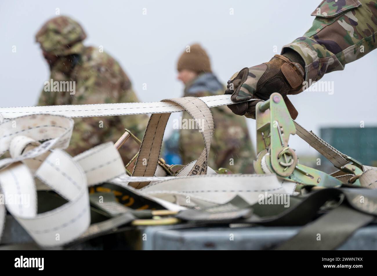 Des aviateurs du 420th munitions Squadron construisent des palettes pour le transport aérien à la RAF Fairford, en Angleterre, le 13 février 2024. Des opérations comme celle-ci permettent à la 501e Escadre de soutien au combat d'accomplir des tâches dirigées par le siège plus haut plus rapidement que le processus standard et permettent d'expédier une plus grande quantité de munitions. Une seule mission de transport aérien peut économiser plus de sept semaines de travail ainsi que mettre en évidence les capacités d'emploi de combat agile que le 501st offre. Armée de l'air Banque D'Images