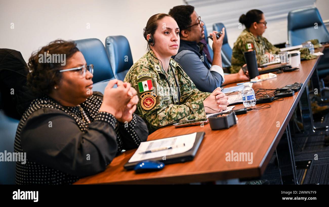 Le Collège interaméricain de défense et le Commandement nord des États-Unis accueillent le premier atelier sur le cadre de défense nord-américain pour les femmes, la paix et la sécurité au Kennedy Hall de l'IADC sur le fort Lesley J. McNair à Washington, D.C. du 27 au 29 février 2024. L’événement a réuni des experts militaires et civils du Canada, du Mexique, des États-Unis et des Bahamas. L'événement collaboratif a porté sur l'intégration des perspectives sexospécifiques dans l'éducation militaire, la lutte contre la violence sexiste et le renforcement de l'égalité des sexes dans les opérations militaires. Participants, représentant divers rangs et branches, Banque D'Images