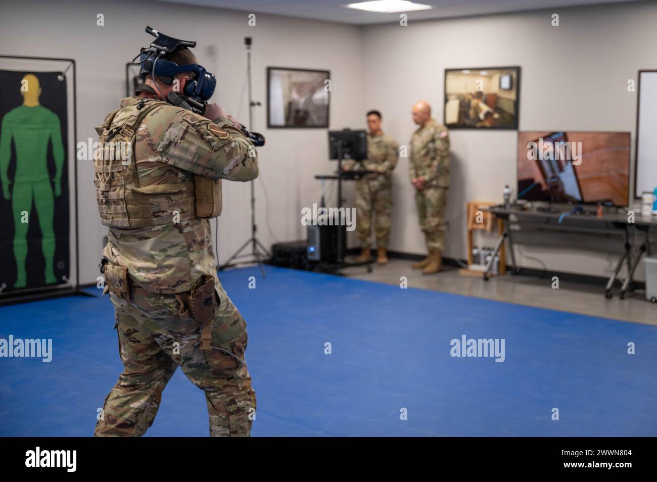 Technicien de l'US Air Force Le sergent Andrew Johnson, entraîneur de la 21e unité des Forces de sécurité, fait une démonstration du simulateur d'entraînement virtuel à la base spatiale Peterson, Colorado, le 29 février 2024. Johnson a réalisé un scénario d’entraînement avec le simulateur virtuel pendant la tournée d’immersion Delta 1 du lieutenant Gen. David N. Miller Jr., tout en visitant le 21e centre d’entraînement SFS. ( Banque D'Images