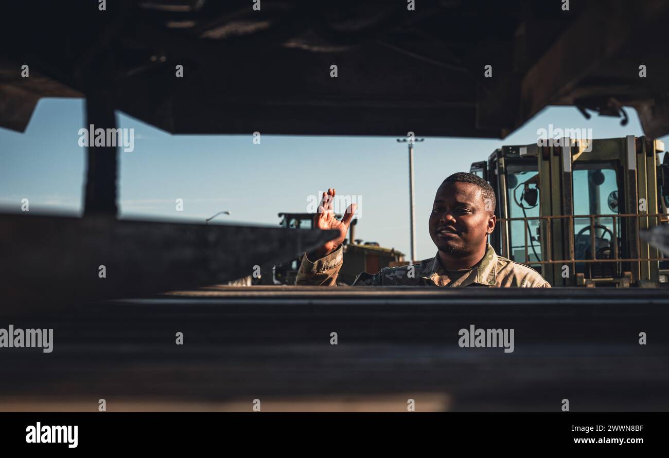 Technicien de l'US Air Force Le Sgt Brodrick Oliver, sous-officier du bureau de gestion du trafic du 325th Logistics Readiness Squadron chargé du fret sortant, signale un dépôt de fret à la base aérienne de Tyndall, Floride, le 7 février 2024. TMO est responsable de la gestion des biens, du personnel, des biens et des déplacements aussi efficacement que possible. Armée de l'air Banque D'Images