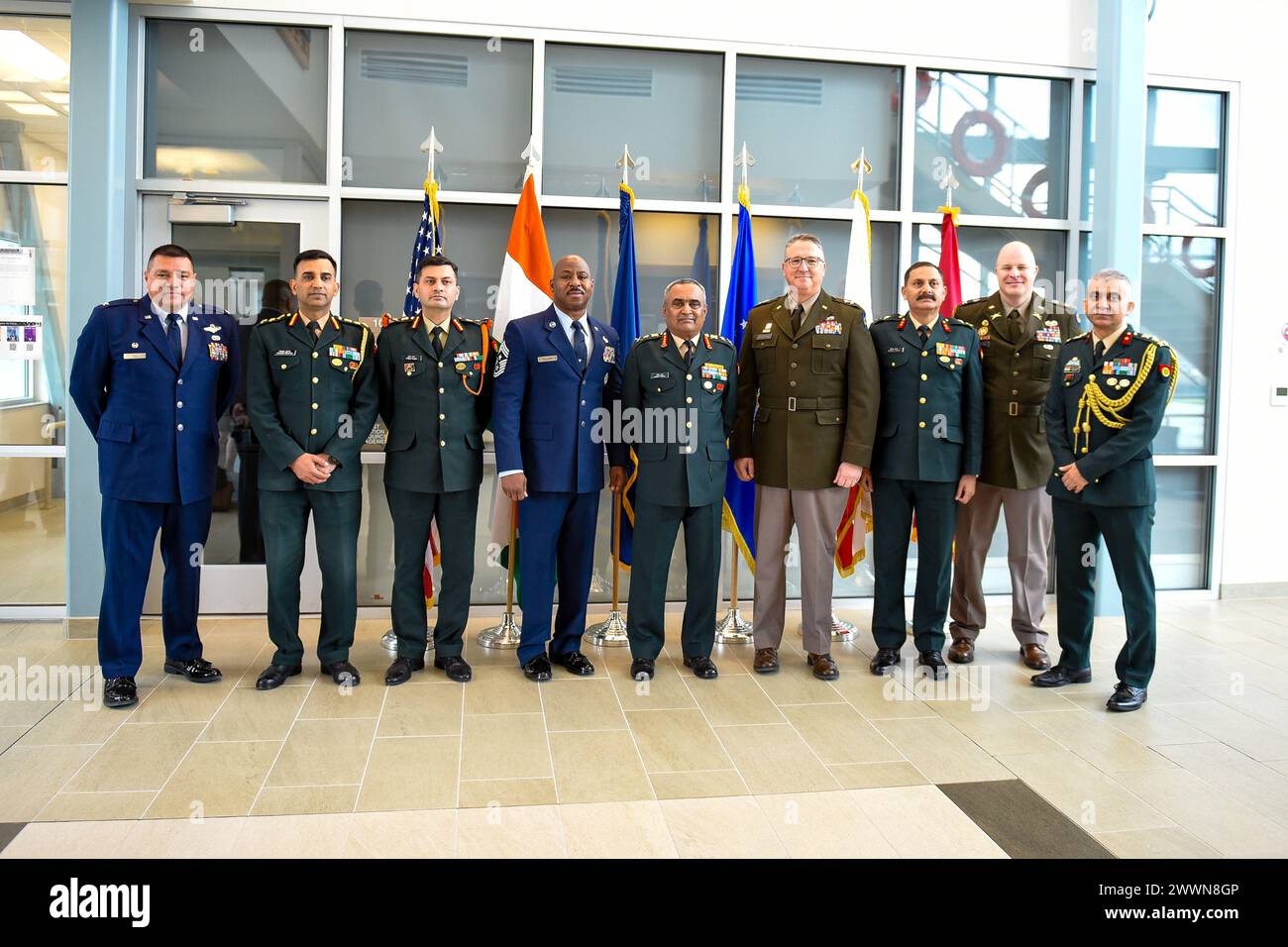 Le Major Gen. Matthew P. Beevers, adjudant général, département militaire de Californie hôte GEN Manoj Pande, chef d'état-major de l'armée indienne, lors de la visite de Pande et de ses délégations à la base de la garde nationale aérienne de Moffett, Calif, le 16 février 2024. La visite marque un pas important dans les efforts de collaboration visant à approfondir l'éducation militaire professionnelle et la confiance, à soutenir la modernisation mutuelle par des progrès technologiques et à mener des exercices conjoints, améliorant l'interopérabilité et la préparation. Garde nationale aérienne Banque D'Images