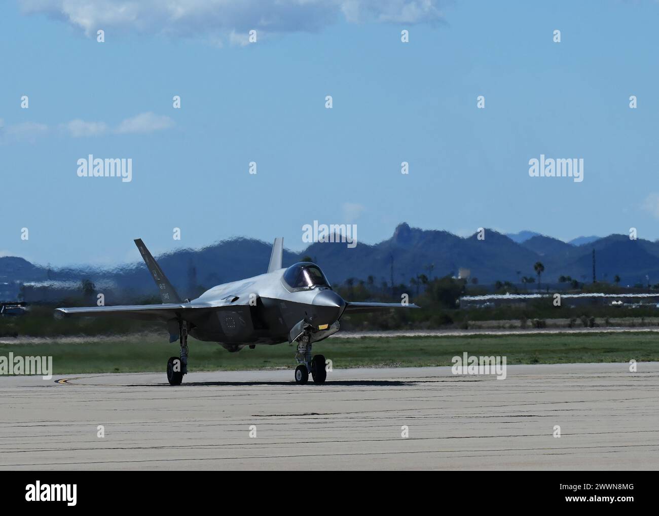 Un avion F-35A Lightning II se déplace pendant le cours de formation au vol Heritage à la base aérienne Davis-Monthan, Ariz., le 29 février 2024. Le HFTC était un événement de cinq jours qui a entraîné les quatre équipes de démonstration aérienne du Air combat Command. Armée de l'air Banque D'Images