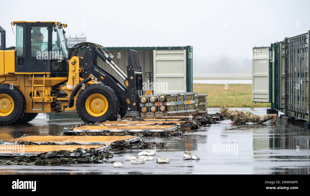 Des aviateurs du 420th munitions Squadron construisent des palettes pour le transport aérien à la RAF Fairford, en Angleterre, le 13 février 2024. Des opérations comme celle-ci permettent à la 501e Escadre de soutien au combat d'accomplir des tâches dirigées par le siège plus haut plus rapidement que le processus standard et permettent d'expédier une plus grande quantité de munitions. Une seule mission de transport aérien peut économiser plus de sept semaines de travail ainsi que mettre en évidence les capacités d'emploi de combat agile que le 501st offre. Armée de l'air Banque D'Images