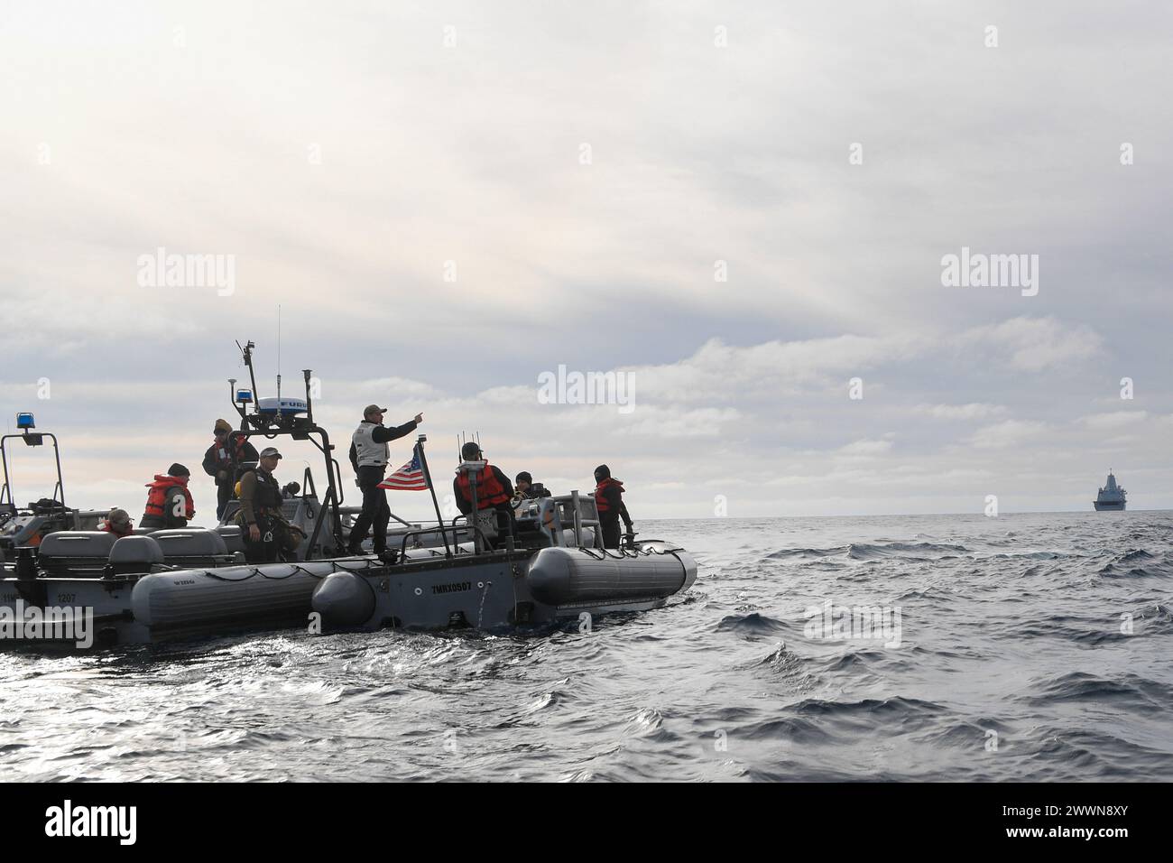 Les marins de l'US Navy affectés au quai de transport amphibie de classe San Antonio USS San Diego (LPD 22) et à l'unité mobile 1 d'élimination d'explosifs se coordonnent à bord de bateaux gonflables à coque rigide lors du test de récupération en cours 11, le 25 février 2024. En préparation de la mission Artemis II avec équipage de la NASA, qui enverra quatre astronautes à Orion au-delà de la Lune, la NASA et le ministère de la Défense mèneront une série de tests pour démontrer et évaluer les processus, les procédures et le matériel utilisés dans les opérations de récupération pour les missions lunaires avec équipage. Les quais de transport amphibies, comme l'USS San Diego, ont uniqu Banque D'Images