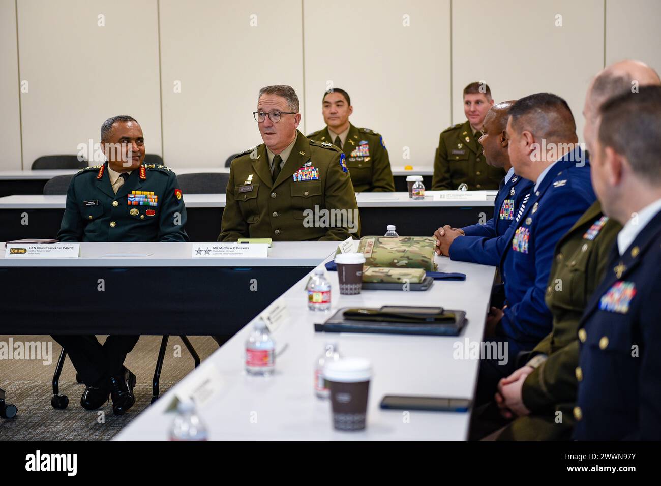 Le Major Gen. Matthew P. Beevers, adjudant général, département militaire de Californie hôte GEN Manoj Pande, chef d'état-major de l'armée indienne, lors de la visite de Pande et de ses délégations à la base de la garde nationale aérienne de Moffett, Calif, le 16 février 2024. La visite marque un pas important dans les efforts de collaboration visant à approfondir l'éducation militaire professionnelle et la confiance, à soutenir la modernisation mutuelle par des progrès technologiques et à mener des exercices conjoints, améliorant l'interopérabilité et la préparation. Garde nationale aérienne Banque D'Images