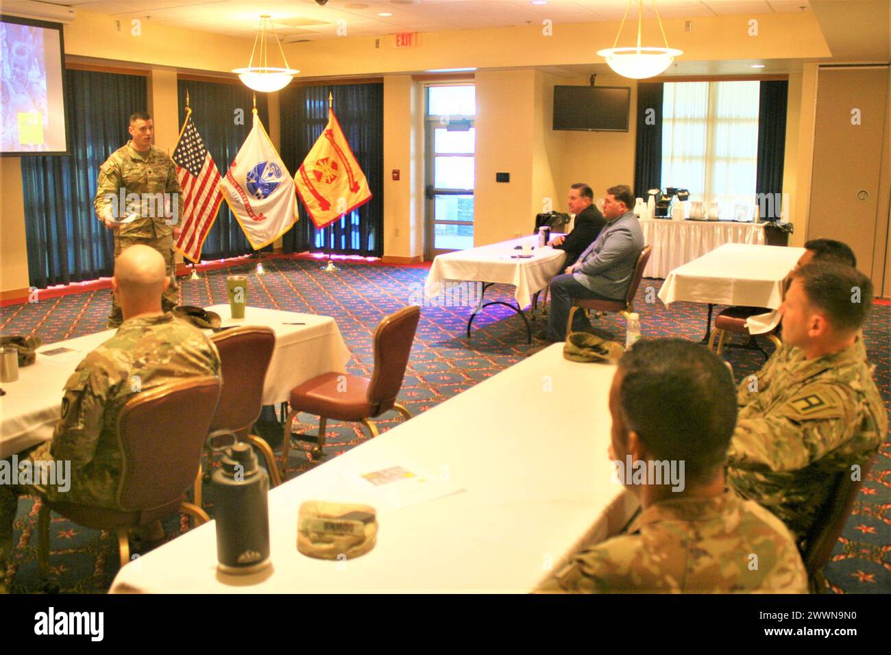 Le Lt. Col. Michael Corkum, commandant adjoint de la garnison de Fort McCoy, discute avec les participants au déjeuner de campagne de secours d'urgence de l'Armée de terre (AER) de 2024 le 28 février 2024, au McCoy's Community Center à Fort McCoy, Wisconsin. Il a demandé à tout le monde de soutenir le programme, qui aide directement les soldats et les familles. L’AER est l’organisation d’aide financière d’urgence de l’Armée de terre qui se consacre à « soutenir les soldats et leurs familles depuis 1942 », selon https://www.armyemergencyrelief.org. L'organisme à but non lucratif offre des subventions, des prêts sans intérêt et des bourses aux soldats en service actif et aux réservistes ; reti Banque D'Images