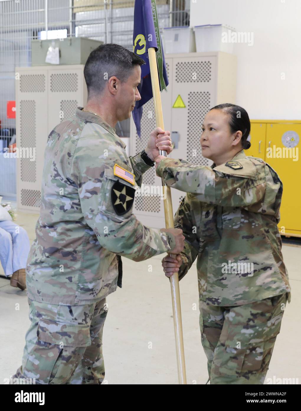 U.S. Army Reserve Lt. Col. Eric Arras, commandant de la 773rd civil support Team, 7th Mission support Command, transmet la directive de l'unité au 1st Sgt Nang Cash, alors qu'elle assume le rôle de premier sergent de l'unité, lors d'une cérémonie de changement de responsabilité, mardi 6 février 2024, à Panzer Kaserne, Kaiserslautern, Allemagne. Le 7e commandement de soutien à la mission est la présence de la réserve de l'armée américaine en Europe. Composé de 26 unités à travers l'Allemagne et l'Italie, le 7e MSC fournit un soutien logistique et de soutien aux missions de l'armée américaine Europe – Afrique sur l'ensemble du théâtre. Pour plus d'histoires et d'informations sur le Banque D'Images