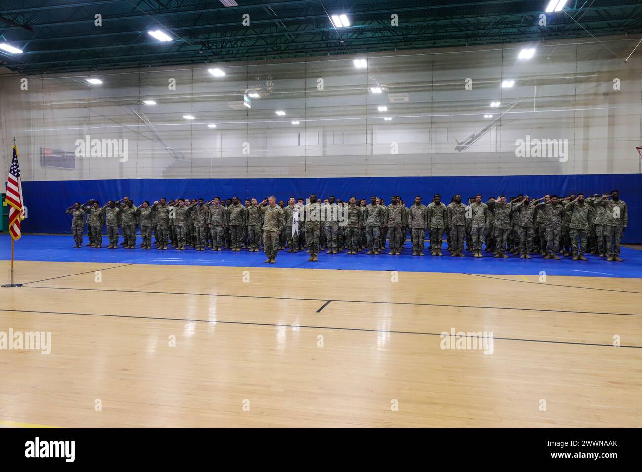 Soldats de l'armée américaine avec le bataillon de soutien de la 87e division de la 3e division d'infanterie, en formation lors d'une cérémonie de redéploiement à Fort Stewart, en Géorgie, le 9 février 2024. La procédure a commencé par une formation où les soldats ont incliné la tête en prière avant d'être relâchés pour rencontrer leurs familles. Armée Banque D'Images
