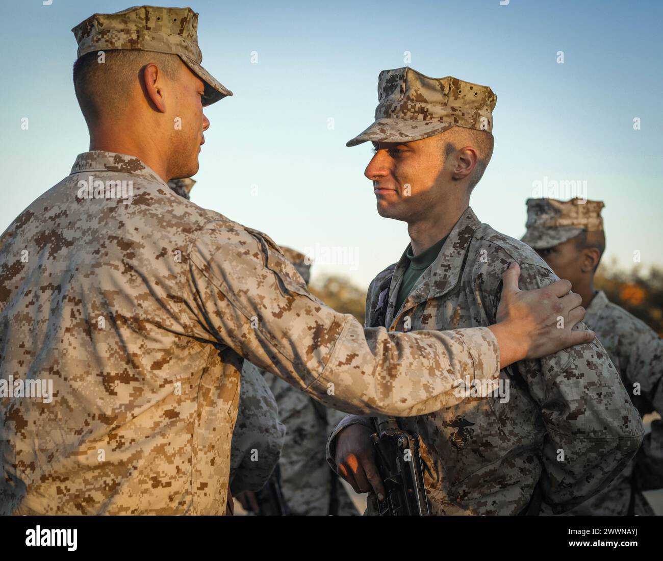 Les recrues de la Fox Company, 2e Bataillon d'entraînement des recrues, reçoivent leur aigle, leur Globe et leur ancre sur le dépôt de recrues du corps des Marines Parris Island, S.C. le 24 février 2023. Après une randonnée culminante de 15 km jusqu'au pont de parade, les recrues reçoivent leur EGA et deviennent officiellement les United States Marines. Corps des Marines Banque D'Images