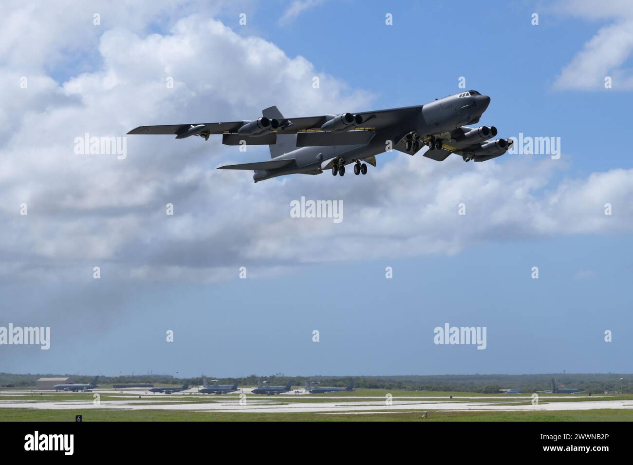 Un B-52H Stratofortress de l'US Air Force affecté au 23rd Expeditionary Bomb Squadron prend son envol dans le cadre d'une formation multinationale au-dessus de Guam, le 6 février 2024. Renforcer les alliances et attirer de nouveaux partenaires crée un avantage asymétrique grâce à l'accès, l'interopérabilité, l'augmentation de la capacité des partenaires et une meilleure connaissance du domaine. Armée de l'air Banque D'Images