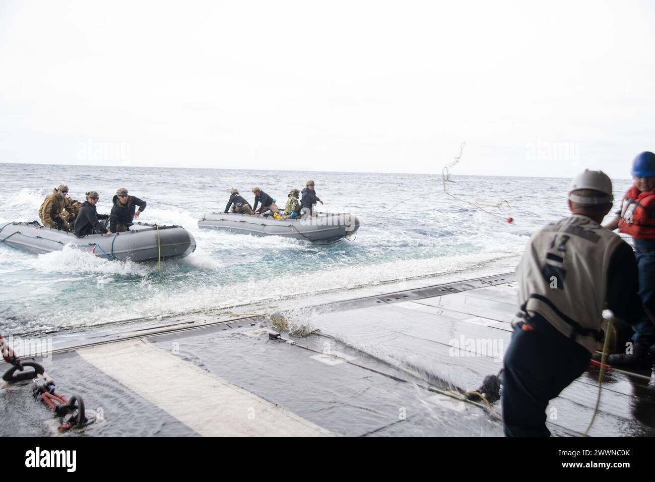 Les marins de l'US Navy reçoivent des engins de combat en caoutchouc dans le pont du puits à bord du quai de transport amphibie de classe San Antonio USS San Diego (LPD 22) lors du test de récupération en cours 11, le 25 février 2024. En préparation de la mission Artemis II avec équipage de la NASA, qui enverra quatre astronautes à Orion au-delà de la Lune, la NASA et le ministère de la Défense mèneront une série de tests pour démontrer et évaluer les processus, les procédures et le matériel utilisés dans les opérations de récupération pour les missions lunaires avec équipage. La marine américaine a de nombreuses capacités uniques qui en font un partenaire idéal pour soutenir la NASA, y compris i Banque D'Images