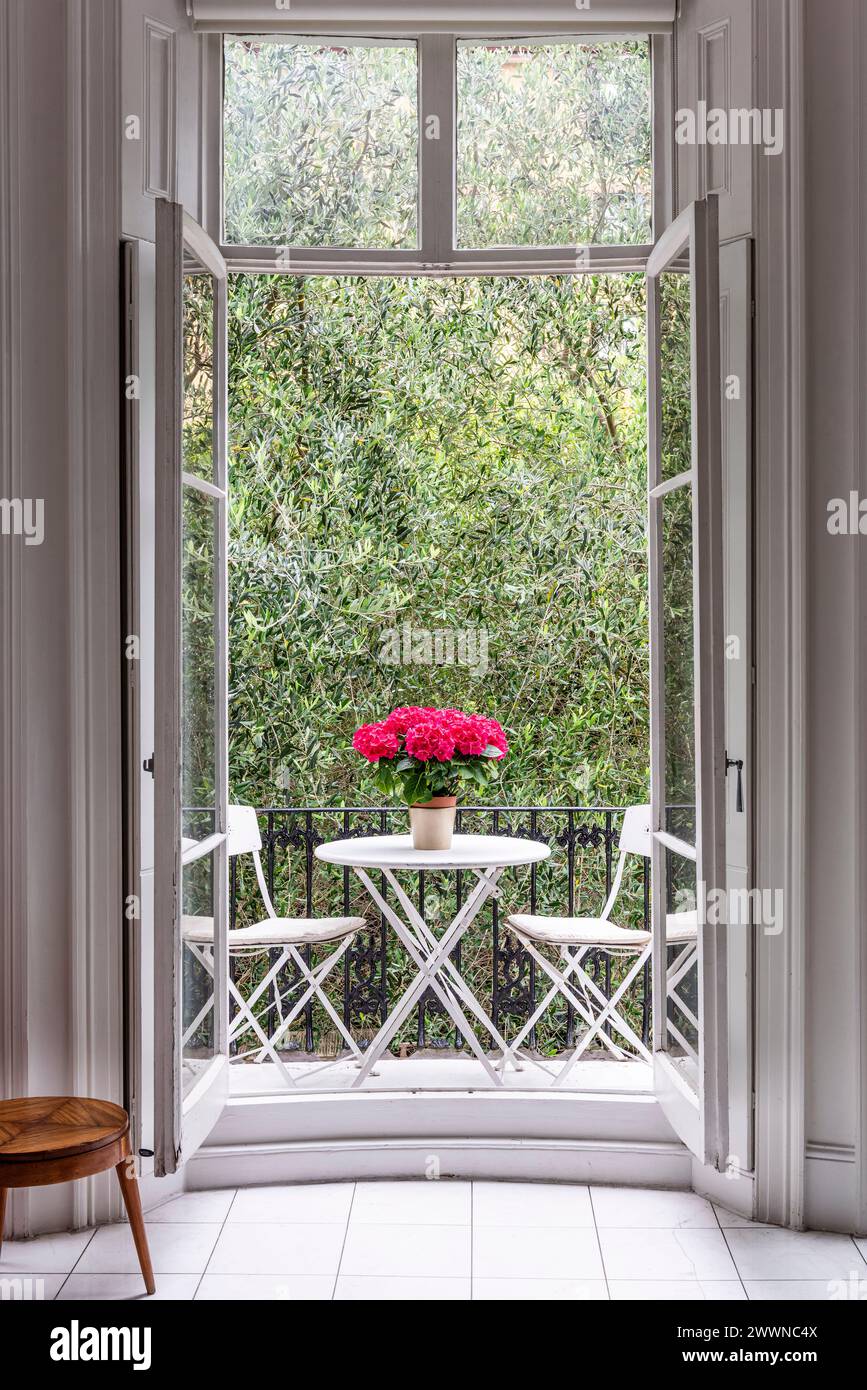 Vue à travers les portes françaises ouvertes sur le balcon de l'appartement moderne West London, Royaume-Uni Banque D'Images