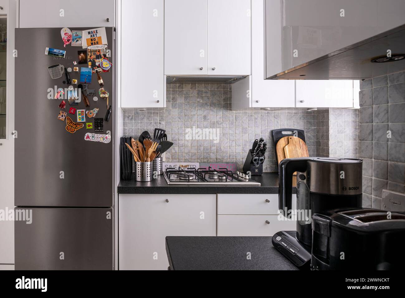 Cuisine compacte équipée avec réfrigérateur droit dans l'appartement moderne West London, Royaume-Uni Banque D'Images