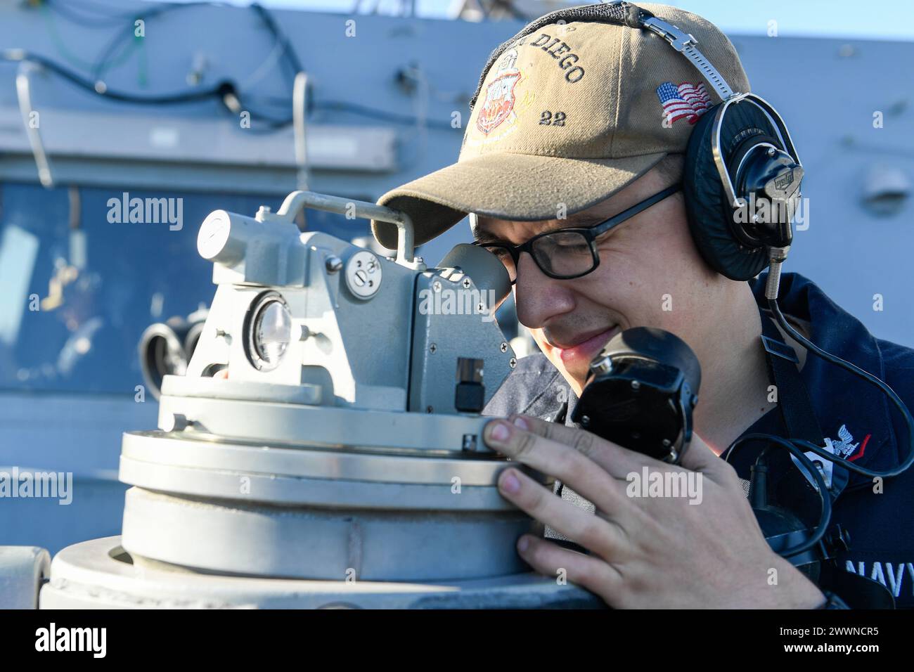 Quartier maître de 3e classe Carson Betancourt, originaire de Tulsa, Oklahoma, regarde avec un gyrocompas sur les ponts météorologiques à bord de l’USS San Diego (LPD 22) pendant que le navire se met en route pour le test de récupération 11 de la NASA, le 21 février 2024. En préparation de la mission Artemis II avec équipage de la NASA, qui enverra quatre astronautes à Orion au-delà de la Lune, la NASA et le ministère de la Défense mèneront une série de tests pour démontrer et évaluer les processus, les procédures et le matériel utilisés dans les opérations de récupération pour les missions lunaires avec équipage. Les quais de transport amphibies, comme l'USS San Diego, ont un capa unique Banque D'Images