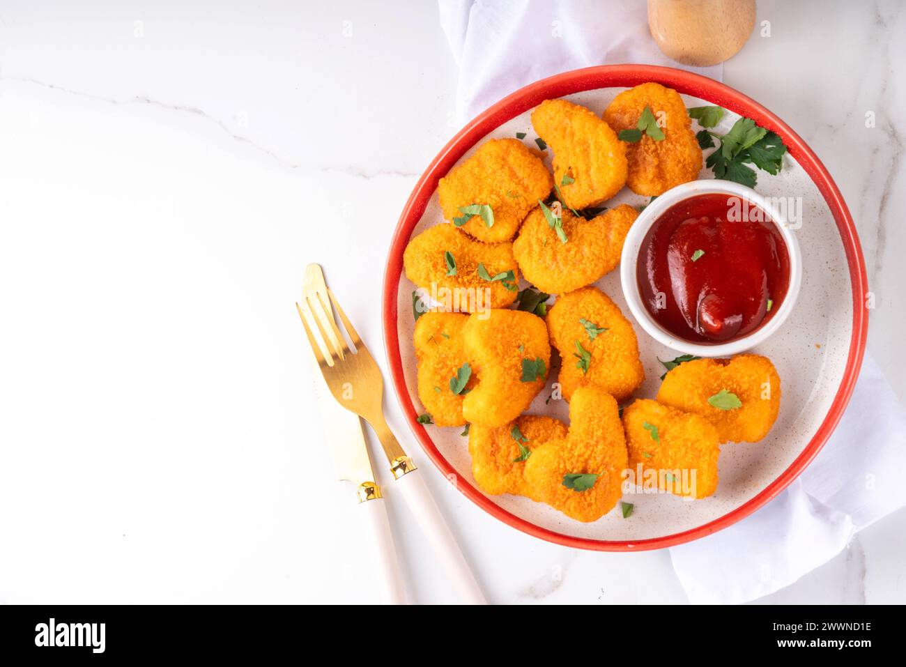 Nuggets de poulet doré faits maison, sur assiette avec sauce ketchup, vue de dessus espace copie Banque D'Images