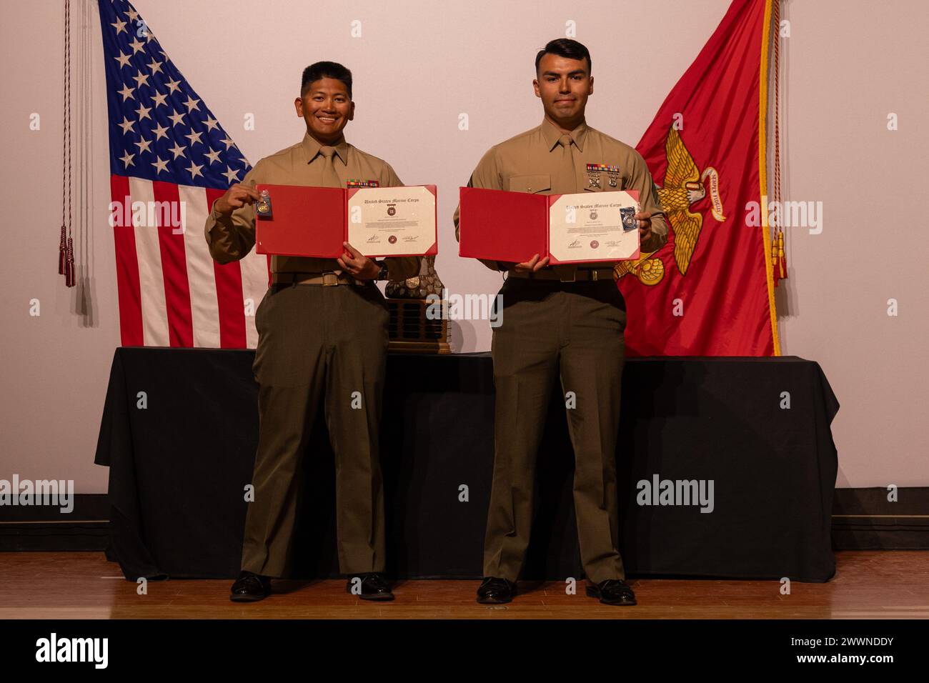 ÉTATS-UNIS. Le Sgt Robin Alejandro Mendoza, à gauche, instructeur de cours d'entraîneurs de tir en chef, avec le Bataillon d'armes et d'entraînement sur le terrain et le Sgt Ceaser Verdin, instructeur d'exercices avec le Bataillon d'entraînement de soutien, Marine corps Recruit Depot San Diego, posez avec des certificats et des médailles qu'ils ont gagnés à la compétition de tir du corps des Marines Ouest au camp de base du corps des Marines Pendleton, Californie, le 23 février 2024. Mendoza, originaire d'Auburn, Washington, et Verdin, originaire de Pomona, Californie, sont membres de l'équipe de tir Edson Range. Le MCMC Ouest a eu lieu en conjonction avec se Banque D'Images