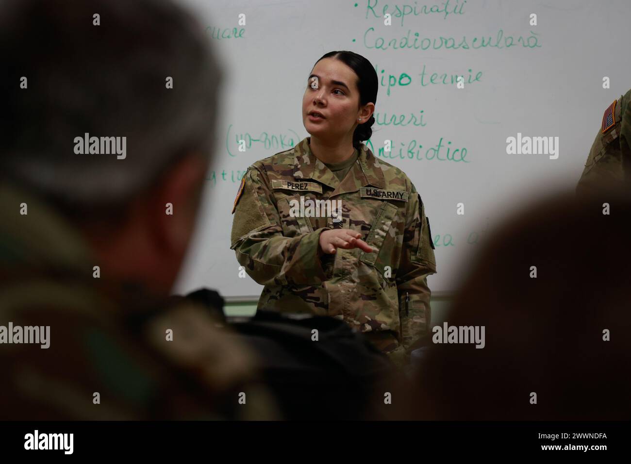 Le sergent Amanda Perez, médecin de combat, 30e brigade médicale, donne des briefings matinaux médecins moldaves avant de mener des manifestations tactiques de soins aux victimes de combat (TCCC ou TC3) à Chisinau, Moldavie, le 29 février 2024. Le TCCC est la directive militaire pour le soutien de la vie en traumatologie dans la médecine de combat préhospitalière, conçue pour réduire les décès évitables tout en maintenant le succès de l'opération. Armée Banque D'Images
