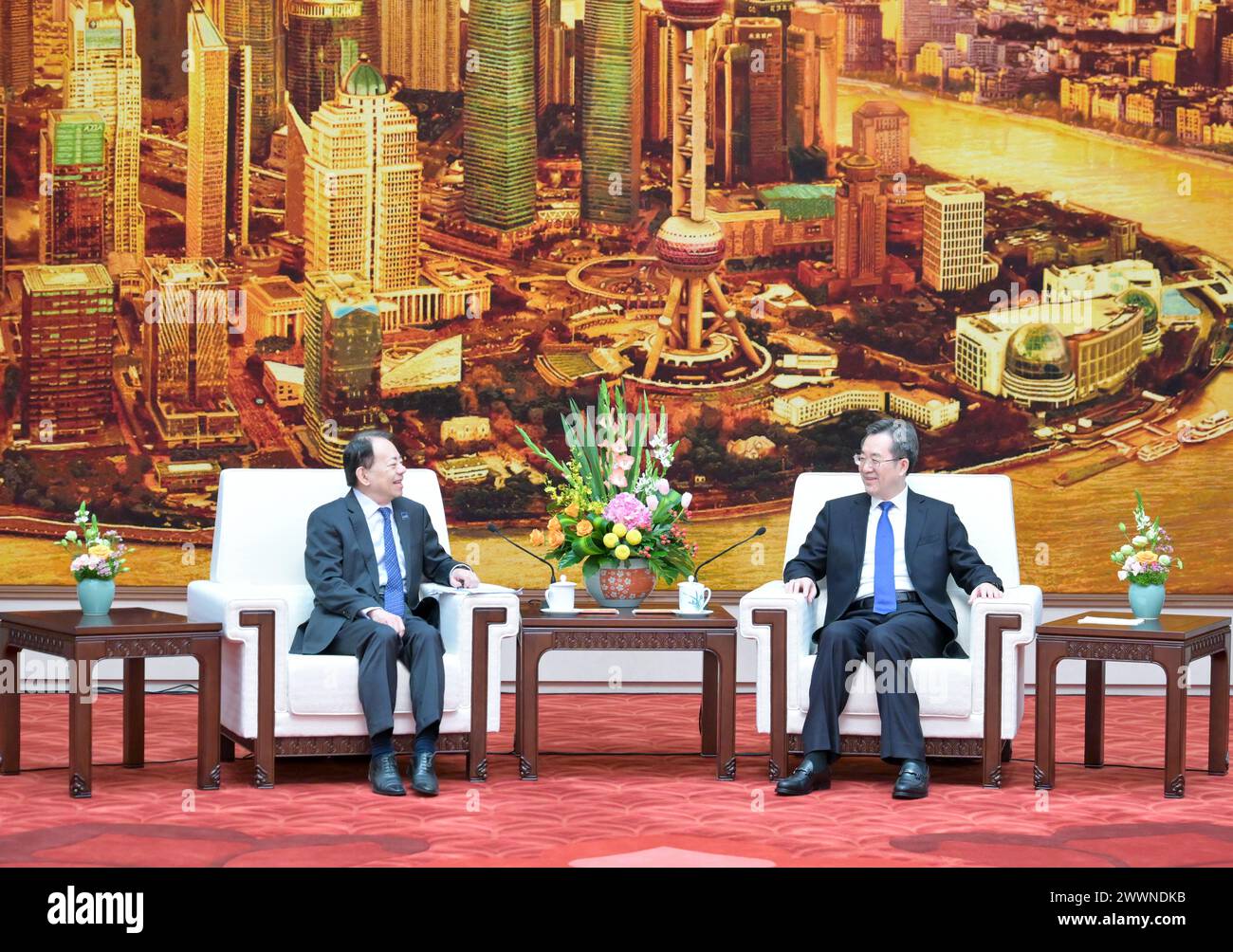 (240325) -- BEIJING, 25 mars 2024 (Xinhua) -- le vice-premier ministre chinois Ding Xuexiang, également membre du Comité permanent du Bureau politique du Comité central du Parti communiste chinois, rencontre Masatsugu Asakawa, président de la Banque asiatique de développement (BAsD), à Beijing, capitale de la Chine, le 25 mars 2024. (Xinhua/Gao Jie) Banque D'Images