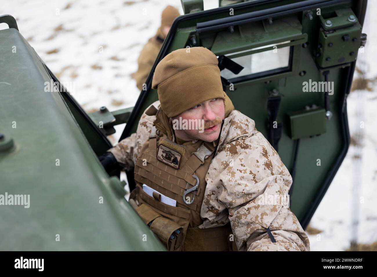Mitchell Hoffman, un opérateur du système de fusée d'artillerie à haute mobilité (HIMARS) avec Fox Battery, 2nd Battalion, 14th Marine Regiment, 4th Marine Division, la réserve des Forces marines se prépare à exploiter un système de fusée d’artillerie à haute mobilité (HIMARS) lors d’un exercice de performance conjoint à l’appui de l’exercice Arctic Edge 2024 à Fort Greely, en Alaska, le 18 février 2024. Le système d'armes HIMARS est un élément crucial de l'élément de combat au sol de la Marine Air-Ground Task Force (MAGTF). Les HIMARS jouent un rôle central dans la fourniture de feux de précision à longue portée pour soutenir les objectifs du MAGTF Banque D'Images