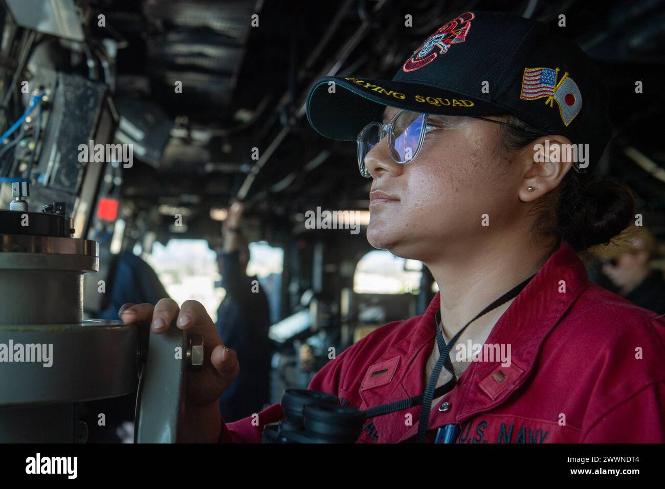 L’enseigne Maria Madrigal, originaire de Salinas, en Californie, est surveillée en tant qu’officier conneur sur le pont à bord de l’USS San Diego (LPD 22) pendant que le navire se met en route pour le test de récupération 11 de la NASA, le 21 février 2024. En préparation de la mission Artemis II avec équipage de la NASA, qui enverra quatre astronautes à Orion au-delà de la Lune, la NASA et le ministère de la Défense mèneront une série de tests pour démontrer et évaluer les processus, les procédures et le matériel utilisés dans les opérations de récupération pour les missions lunaires avec équipage. Les quais de transport amphibies, comme l'USS San Diego, ont des capacités uniques qui en font un Banque D'Images