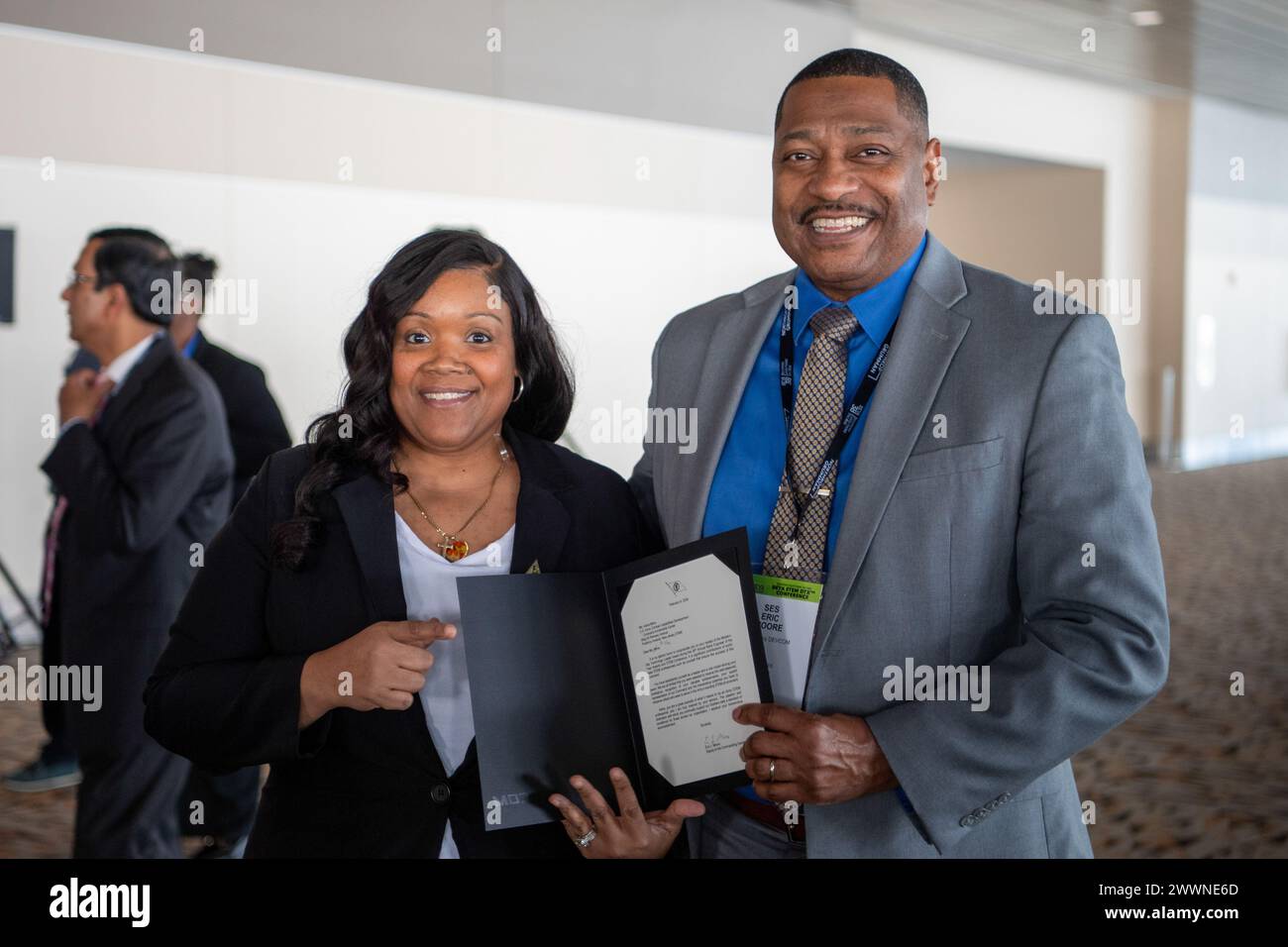 Dr Eric Moore, U.S. Army combat Capabilities Development Command, ou DEVCOM, adjoint au commandant général, à droite, et Aisha MIMS, DEVCOM Armaments Center, à gauche, posez pour une photo le 17 février 2024, au Baltimore Convention Center à Baltimore, Maryland. MIMS a reçu le prix Black Engineer of the Year Award in Science, Technology, Engineering and Math Modern-Day Technology leader. Armée Banque D'Images