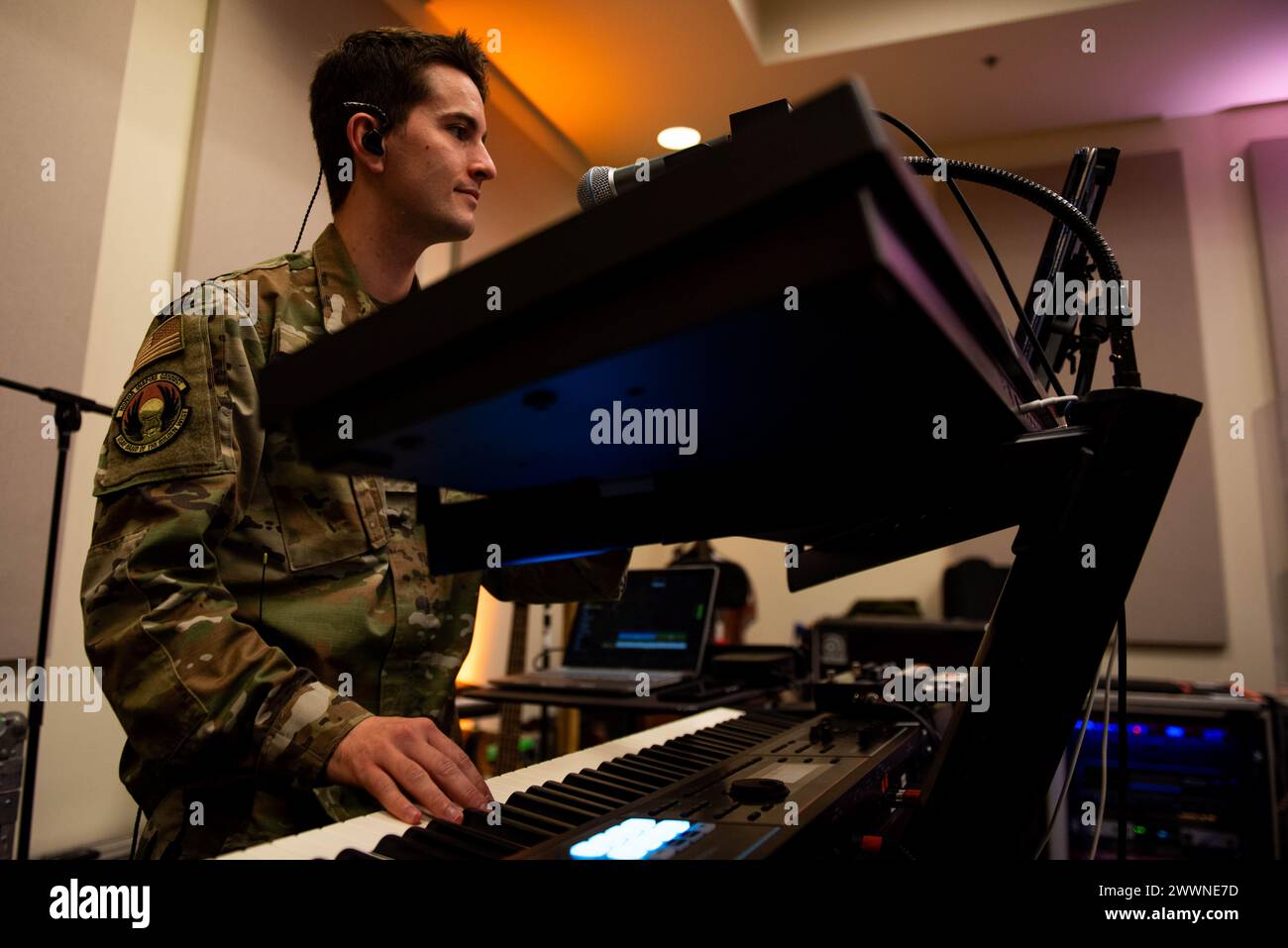 Cameron Jones, pianiste de la Band of the Golden West, joue du piano lors d’une répétition à la base aérienne de Travis, en Californie, le 29 février 2024. La mission de la Band of the Golden West est de soutenir neuf ailes de l’Air Force en service actif. six escadres du Commandement de la réserve de la Force aérienne, cinq escadrons de recrutement et les collectivités situées dans sa zone géographique de responsabilité de 527 000 milles carrés. Armée de l'air Banque D'Images