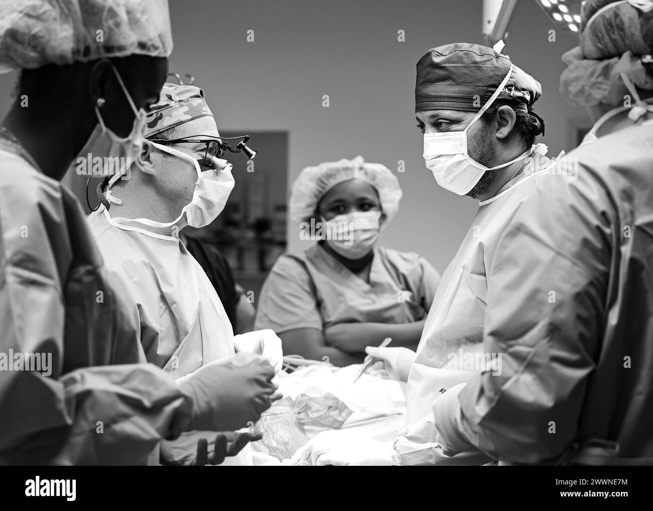 U.S. Air Force Lt. Col. Devin Watson (à gauche), 81st Medical Group Vascular Surgeon and services Lucia Lesser Antilles Medical assistance Team commandant de troupe, et le Dr Jason Tobierre (à droite), chirurgien général, discutent des procédures au cours d'une intervention chirurgicale à l'Owen King European Union Hospital, Castries Lucia, 27 février 2024. LAMAT honore la promesse du US Southern Command d’être un partenaire précieux dans la région en augmentant la collaboration et en renforçant la capacité de la nation partenaire à travailler rapidement ensemble quand un soutien est nécessaire. Armée de l'air Banque D'Images