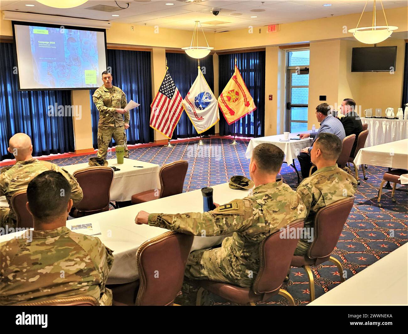 Le Lt. Col. Michael Corkum, commandant adjoint de la garnison de Fort McCoy, discute avec les participants au déjeuner de campagne de secours d'urgence de l'Armée de terre (AER) de 2024 le 28 février 2024, au McCoy's Community Center à Fort McCoy, Wisconsin. Il a demandé à tout le monde de soutenir le programme, qui aide directement les soldats et les familles. L’AER est l’organisation d’aide financière d’urgence de l’Armée de terre qui se consacre à « soutenir les soldats et leurs familles depuis 1942 », selon https://www.armyemergencyrelief.org. L'organisme à but non lucratif offre des subventions, des prêts sans intérêt et des bourses aux soldats en service actif et aux réservistes ; reti Banque D'Images