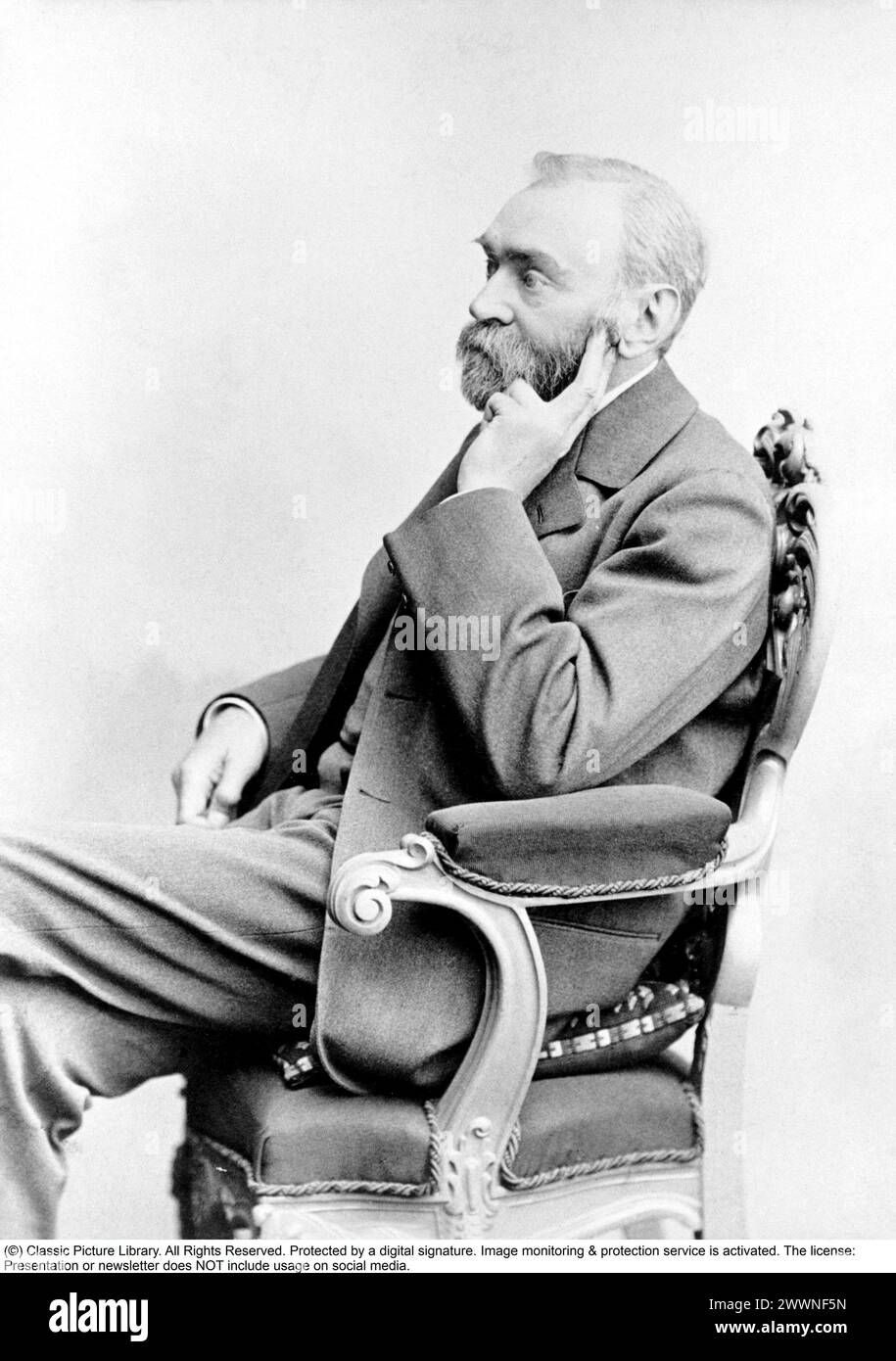 Alfred Bernhard Nobel, né le 21 octobre 1833 et mort le 10 décembre 1896, est un chimiste, inventeur, ingénieur et homme d'affaires suédois. Il est connu pour avoir inventé de la dynamite ainsi que pour avoir légué sa fortune pour établir le prix Nobel. Il a également apporté plusieurs contributions importantes à la science, détenant 355 brevets au cours de sa vie. L'invention la plus célèbre de Nobel était la dynamite, un explosif utilisant de la nitroglycérine ; elle a été brevetée en 1867. Banque D'Images