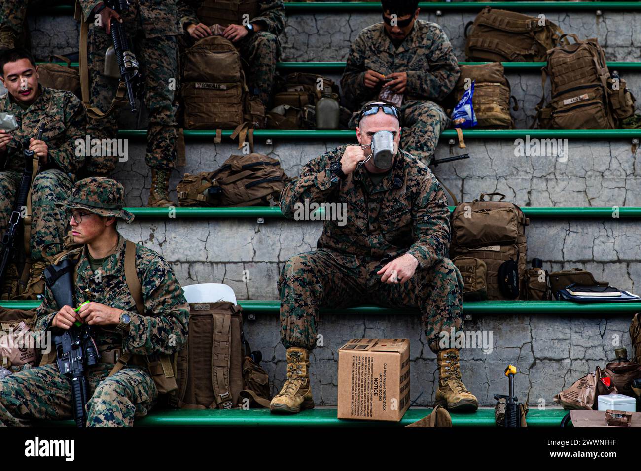 Anthony Bauder, un chef des opérations de transport motorisé, et des Marines du bataillon de logistique de combat 4, du régiment de logistique de combat 3, du 3e groupe de logistique des Marines, se soutiennent avec de la nourriture et de l'eau lors d'une table trois à six de portée sur le camp Hansen, Okinawa, Japon, 7 février 2024. Le champ de tir faisait partie d'un exercice sur le terrain du bataillon qui répétait des opérations logistiques cruciales exécutées au sein d'une Force opérationnelle Air-sol d'urgence, visant à améliorer les capacités et l'état de préparation du CLB-4. Bauder est originaire du Kansas. Corps des Marines Banque D'Images