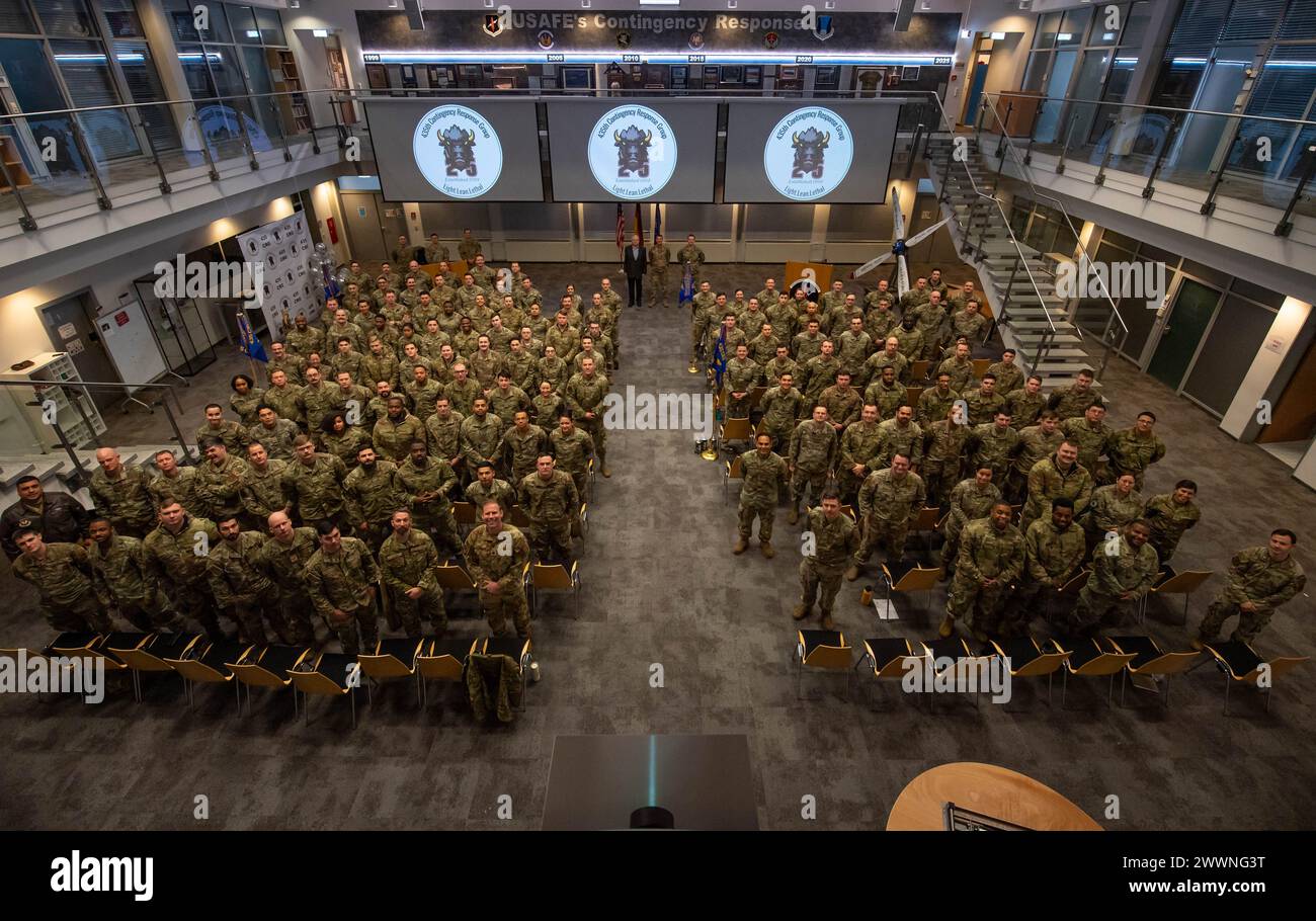 Les aviateurs de l'US Air Force affectés au 435th Contingency Response Group posent pour une photo à la base aérienne de Ramstein, Allemagne, le 26 février 2024. Créé le 26 février 1999, le 435th CRG a depuis émergé comme une force pionnière au sein de la mission de la Force aérienne en Europe et au-delà. Armée de l'air Banque D'Images